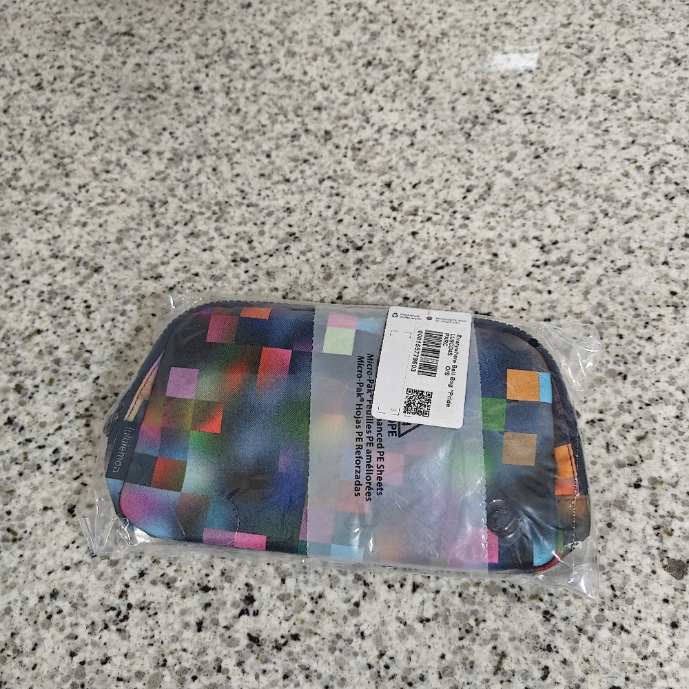 Lululemon Everywhere Belt Bag 1L *Pride (Pixel Rainbow Club Blue Multi)